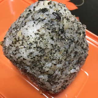 黒すりごまと昆布茶でおにぎり